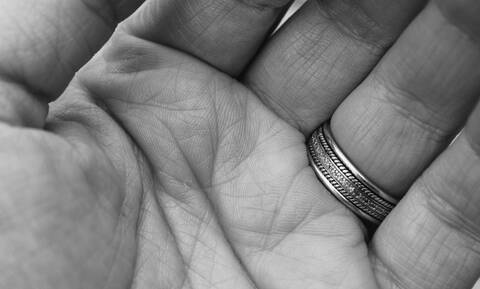 Έχασε το δαχτυλίδι της - Δεν φαντάζεσαι πού το βρήκε μετά από 47 χρόνια (pics)