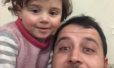 Χαμόγελο μέσα στην απόγνωση: Πατέρας στη Συρία έμαθε την κόρη του να γελάει με τους βομβαρδισμούς 