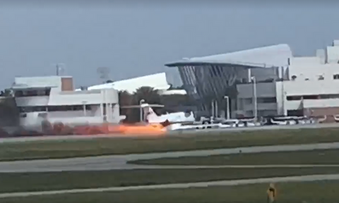 Δραματικές εικόνες: Αεροπλάνο χωρίς σύστημα προσγείωσης αρπάζει φωτιά