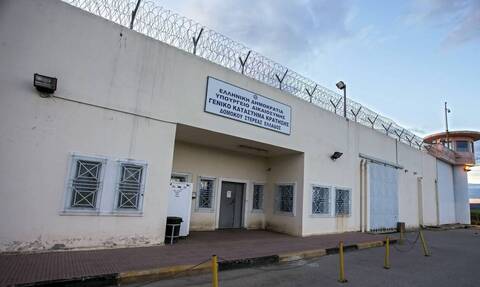 Δομοκός: Βαρυποινίτης προσπάθησε να περάσει κινητό στις φυλακές - Το έκρυψε σε εικόνα της Παναγίας