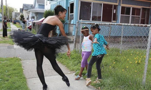 Χορεύτρια προάγει το μπαλέτο σε φτωχογειτονιές με τον καλύτερο τρόπο (pics+vid)