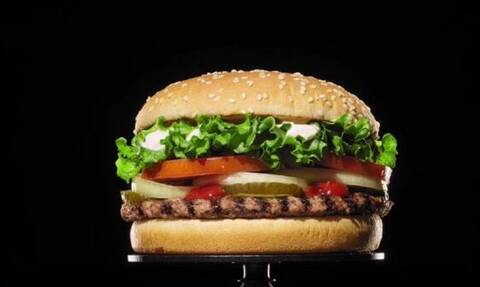Σοκαριστικό βίντεο: Δείτε πώς μουχλιάζει ένα burger μέρα με τη μέρα