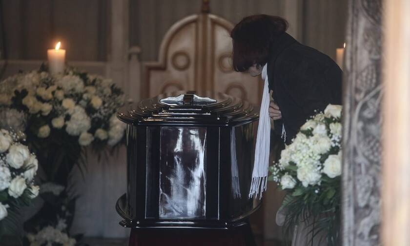Κηδεία Κώστα Βουτσά: Σε λαϊκό προσκύνημα η σορός του - Πλήθος κόσμου αποχαιρετά τον «αιώνιο έφηβο»