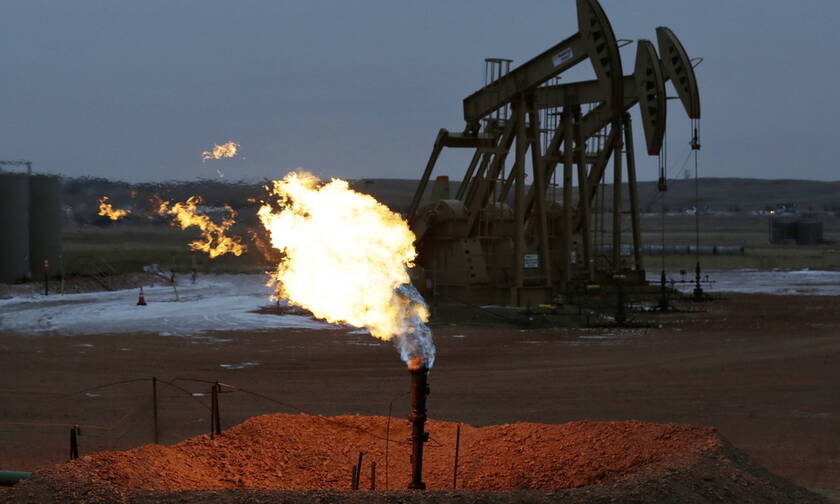 Σοκ και δέος στην τιμή του πετρελαίου: Υποχωρεί 27% και αγγίζει τα 30 δολάρια στις αγορές της Ασίας