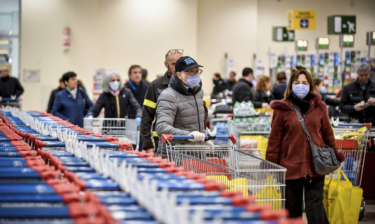 Κοροναϊός - Εικόνες πανικού στην Ιταλία: Επιδρομή στα σούπερ μάρκετ –  Άδειασαν τα ράφια (pics) - Newsbomb - Ειδησεις