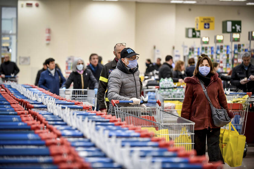 Κοροναϊός - Εικόνες πανικού στην Ιταλία: Επιδρομή στα σούπερ μάρκετ –  Άδειασαν τα ράφια (pics) - Newsbomb - Ειδησεις - News