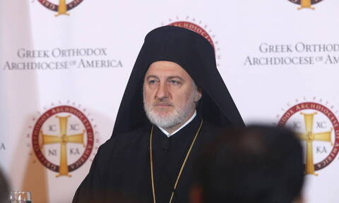 Κοροναϊός: Ποιος είναι ο Αρχιεπίσκοπος Αμερικής που τάσσεται σε άλλη γραμμή για τη Θεία Κοινωνία