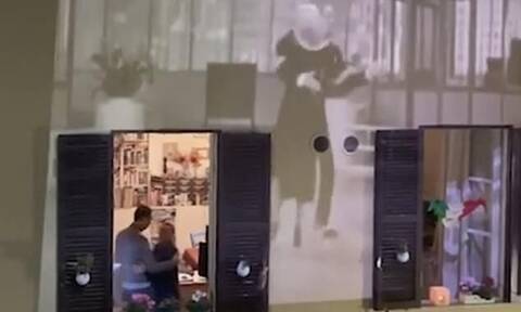 Συγκινητικό βίντεο - Ζευγάρι σε καραντίνα χορεύει αγκαλιά στο παράθυρο του σπιτιού (pics+vid)
