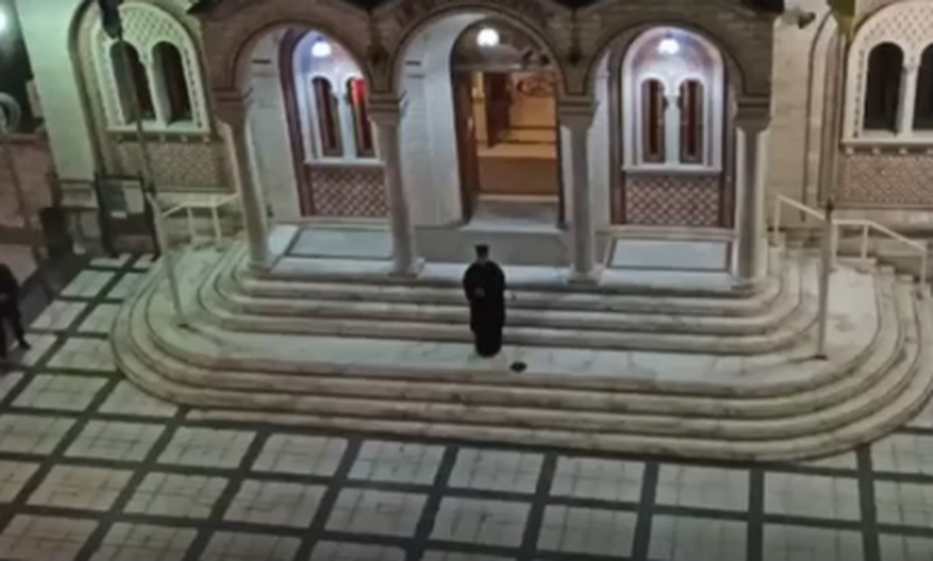 Κορονοϊός: Ιερέας έψαλλε «Τη Υπερμάχω» στο προαύλιο εκκλησίας συνοδεία πιστών από μπαλκόνια
