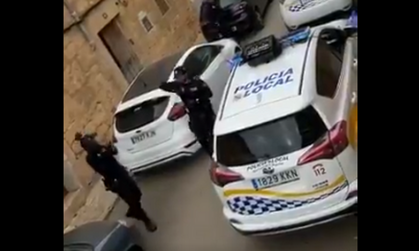 Κορονοϊός Ισπανία: Αστυνομικοί τραγουδούν σε κατοίκους στην καραντίνα και γίνονται viral (vid)