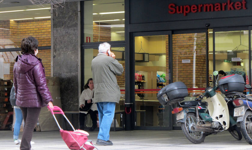 Gov't examining the closing of supermarkets on Sunday