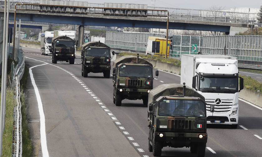 Κορονοϊός Ιταλία: Η μακάβρια πομπή των στρατιωτικών φορτηγών με τα φέρετρα στο Μπέργκαμο (pics)