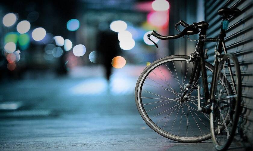 Κορονοϊός: Σταμάτησαν ποδηλάτη για έλεγχο - Δεν φαντάζεστε πώς αντέδρασε (pics)