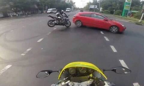 Βίντεο: Μοτοσικλετιστής στουκάρει σε αυτοκίνητο χωρίς κανένα λόγο!