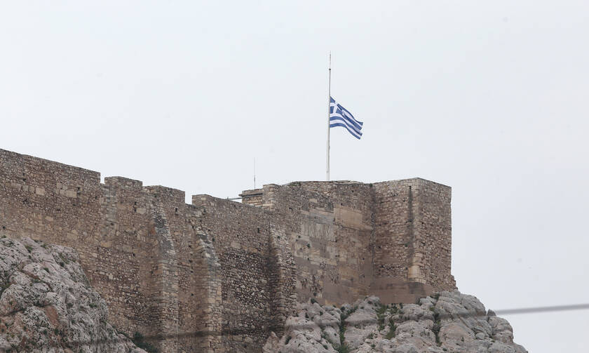 Μανώλης Γλέζος: Η Ακρόπολη αποχαιρέτησε τον ήρωά της – Μεσίστια η σημαία στον Ιερό Βράχο