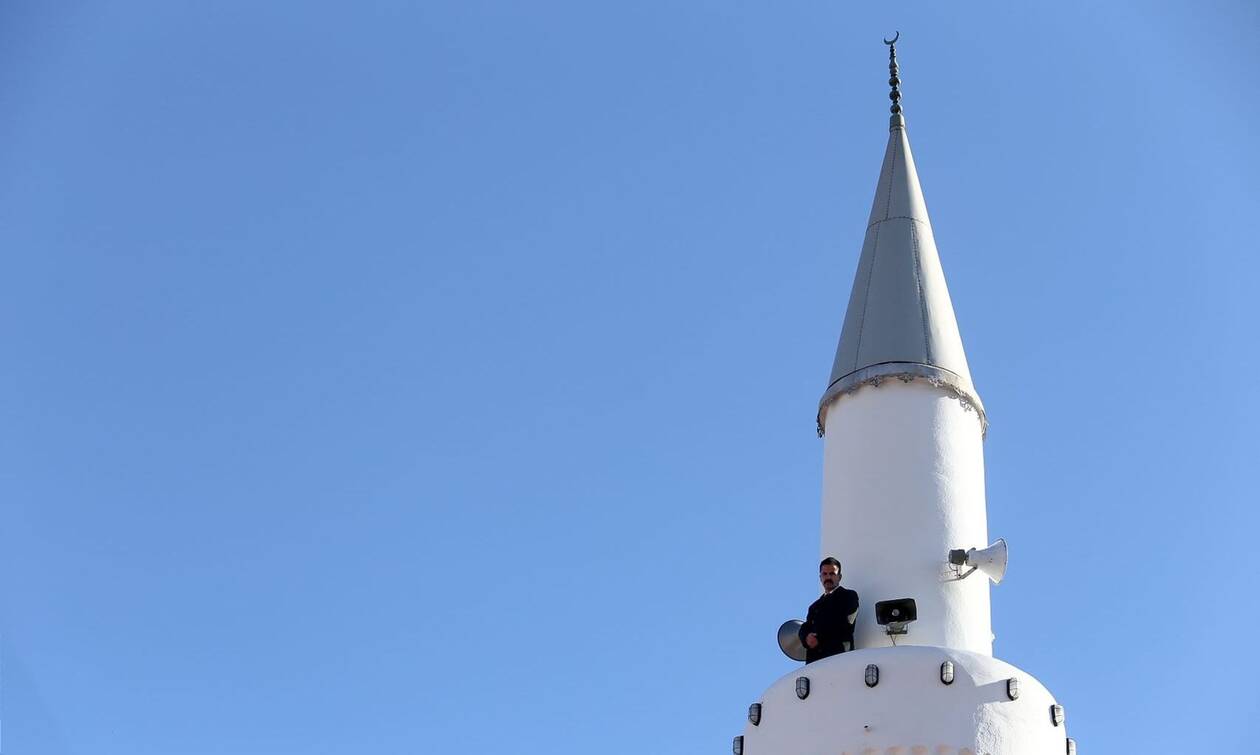 Κορονοϊός: Απίστευτο - Απαγορεύουν τα μεγάφωνα στις Εκκλησίες και αφήνουν τους ιμάμηδες στα τζαμιά;