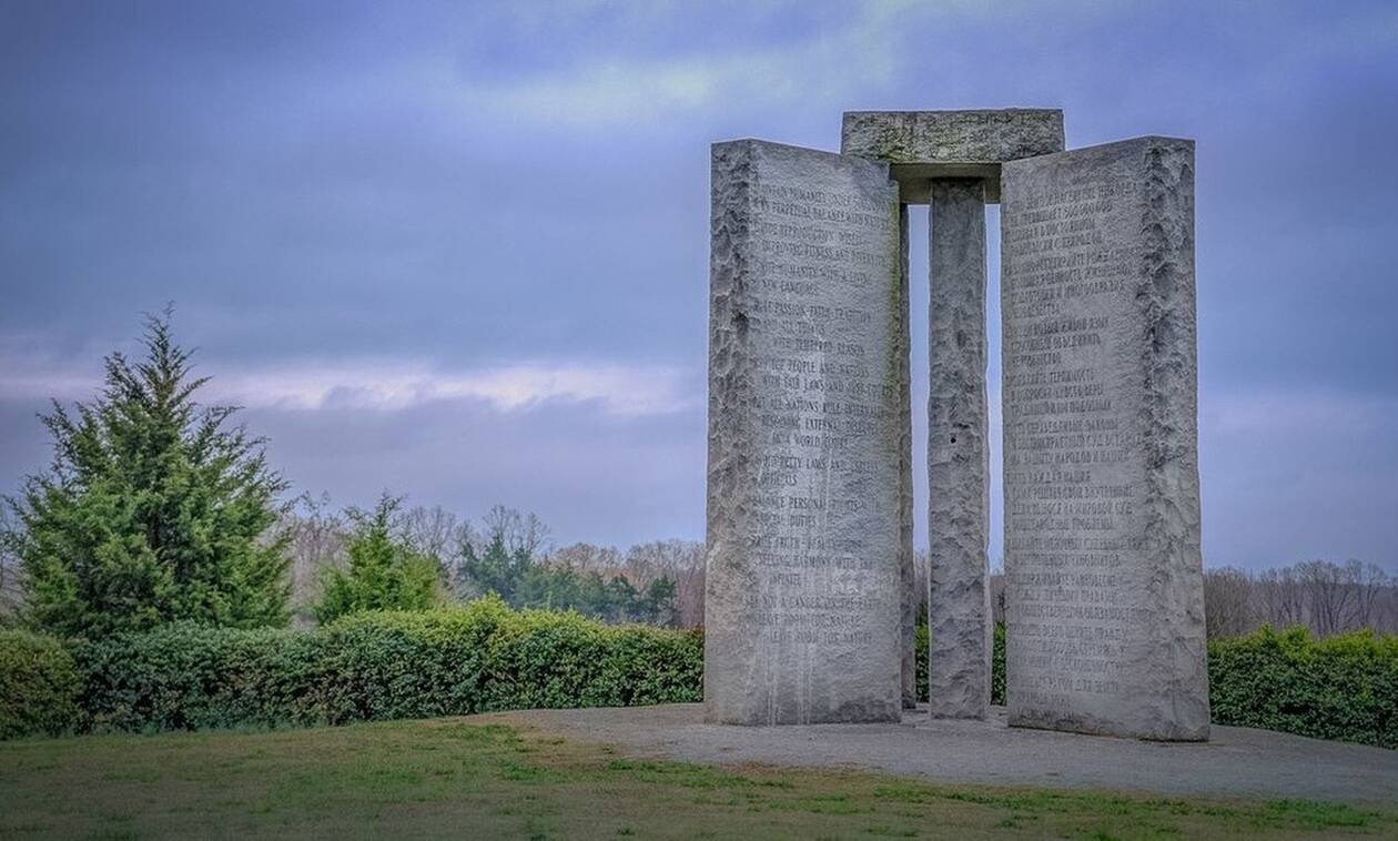 Ανατριχιαστικό: Το μνημείο που αναφέρει πώς θα σωθεί ο κόσμος - Τι εντολές είναι γραμμένες πάνω του