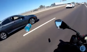 Χαμός στον δρόμο: Οδηγός πέταξε μπουκάλι σε μοτοσικλετιστή - Δεν φαντάζεστε γιατί (vid)