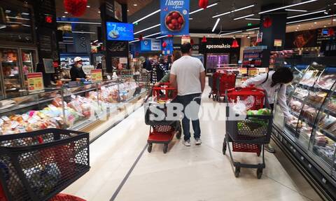 Ρεπορτάζ Newsbomb.gr: Τα ψώνια της τελευταίας στιγμής - Εξαντλούνται αρνιά και κατσίκια