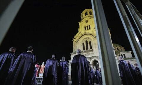 Κορονοϊός: Έσπασαν την καραντίνα στη Βουλγαρία - Συγκεντρώθηκαν στις εκκλησίες για την Ανάσταση