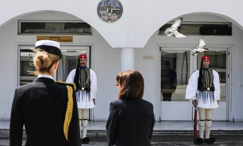 Η Σακελλαροπούλου επισκέφθηκε την Προεδρική Φρουρά, ανήμερα του Αγίου Γεωργίου