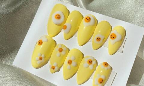 Κίτρινο χρώμα στα νύχια: Τα ωραιότερα σχέδια για το ανοιξιάτικο μανικιούρ (photos)