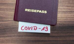 Ποιοι και γιατί διακινούν τον μύθο περί «διαβατήριων ανοσίας»; Επιφυλάξεις από ΠΟΥ και Τσιόδρα 