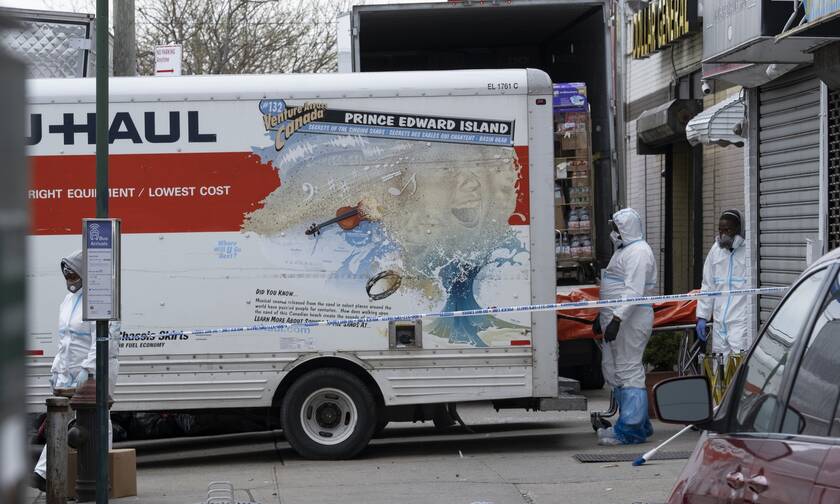 Κορονοϊός - Φρίκη: Γραφείο κηδειών κρατούσε πτώματα σε φορτηγό χωρίς ψύξη (pics&vid)