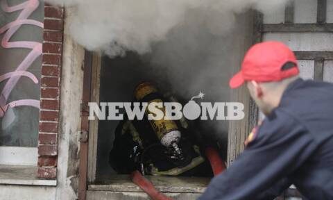 Υπό έλεγχο η μεγάλη φωτιά στο Μεταξουργείο - Καρέ καρέ η μάχη της Πυροσβεστικής με τις φλόγες