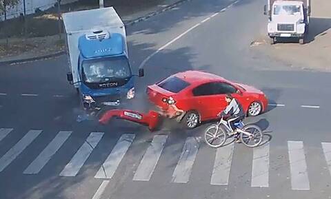 Σοκαριστικό τρακάρισμα σε διασταύρωση - Δεν φαντάζεστε τι έπαθε ο ποδηλάτης (vid)