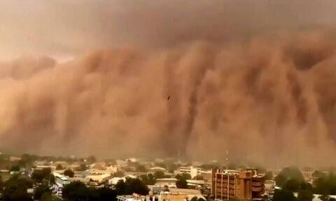 Εικόνες... τρόμου! Τσουνάμι σκόνης «καταπίνει» πόλεις και το θέαμα καθηλώνει (Video) 