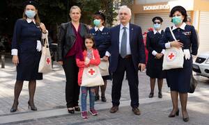 Παγκόσμια Ημέρα Ερυθρού Σταύρου: Διανομή ειδών ατομικής προστασίας στο κέντρο της Αθήνας 