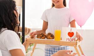 Γιορτή της Μητέρας: Πρωινό στο κρεβάτι για τη μαμά που γιορτάζει - Απολαυστικές προτάσεις (vids)