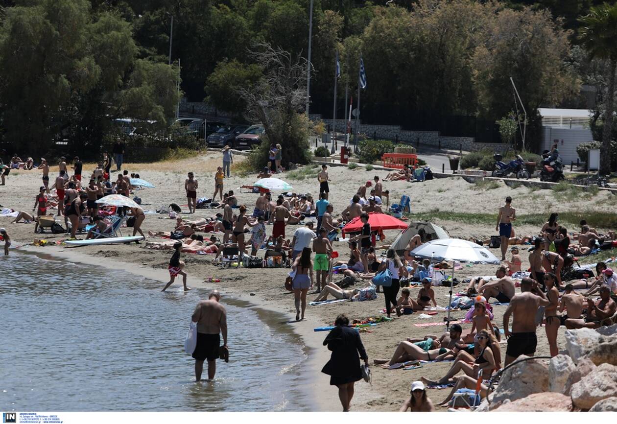 Ποιος κορωνοϊός; Κοσμοπλημμύρα στις παραλίες της Αττικής σήμερα, το πρώτο Σάββατο άρσης των μέτρων