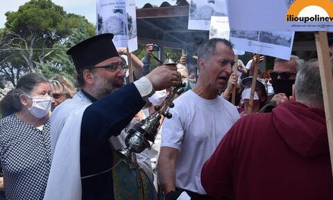 Ηλιούπολη: Ένταση και επεισόδια έξω από εκκλησία - Πιστοί ήρθαν στα χέρια με διαδηλωτές (pics&vid)