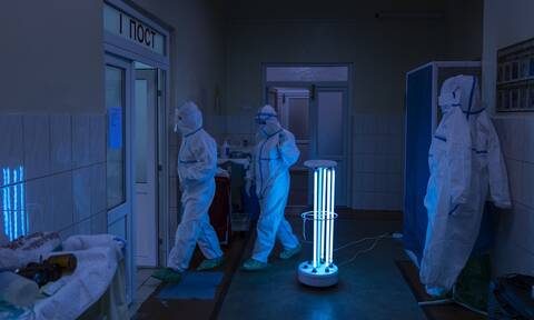 Βίντεο: Αυτό είναι το ρομπότ - «εξολοθρευτής» για τον κορονοϊό - Σκοτώνει τον ιό σε δύο μόνο λεπτά