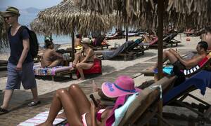 Διεθνή ΜΜΕ: Η Ελλάδα επιστρέφει στις παραλίες κρατώντας τις αποστάσεις ασφαλείας
