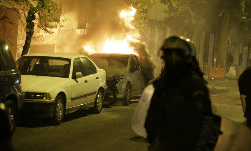 Νύχτα εμπρησμών στην Αθήνα: Μέσα σε 15 λεπτά έκαψαν ΙΧ και ΑΤΜ