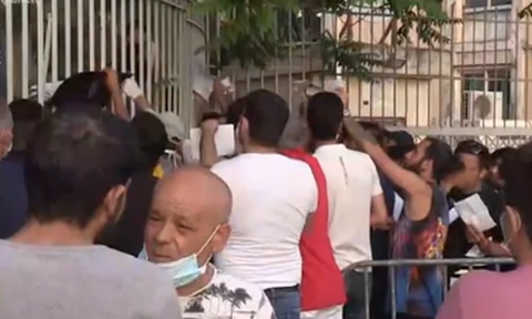Άρση μέτρων: Το αδιαχώρητο για δεύτερη ημέρα έξω από την Υπηρεσία Ασύλου στην Κατεχάκη (vids)
