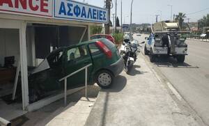 Ρόδος: Αυτοκίνητο «εισέβαλε» σε κατάστημα μετά από τροχαίο (pics)
