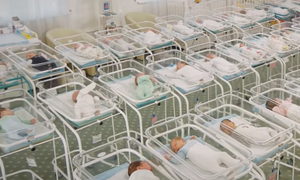 Συγκλονιστικό: Δεκάδες νεογέννητα περιμένουν σε κλινικές να τα παραλάβουν οι γονείς τους (vid) 