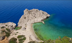Η κρυφή παραλία με τα μαγικά νερά που βρίσκεται 1 ώρα μακριά από την Αθήνα (vid)
