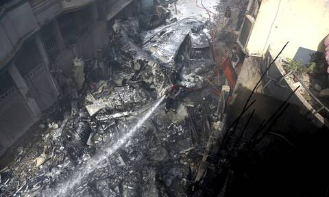 Συντριβή αεροπλάνου στο Πακιστάν: Οι πρώτες εικόνες από το σημείο της τραγωδίας