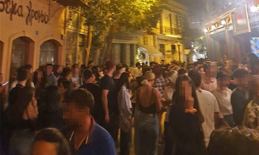 Κορονοϊός: Απίστευτες εικόνες - Χαμός στα υπαίθρια πάρτι σε Αθήνα και Θεσσαλονίκη