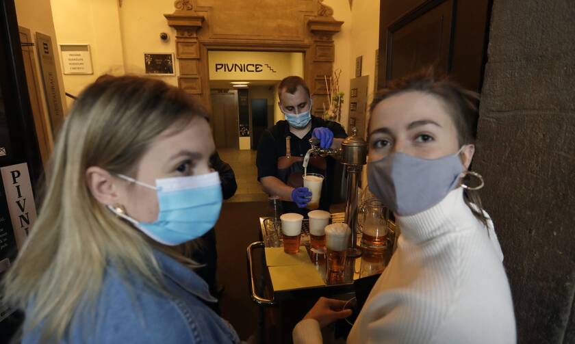 Κορονοϊός: Οι Τσέχοι αφήνουν στην άκρη τις μάσκες και επιστρέφουν στα εστιατόρια και τα σχολεία