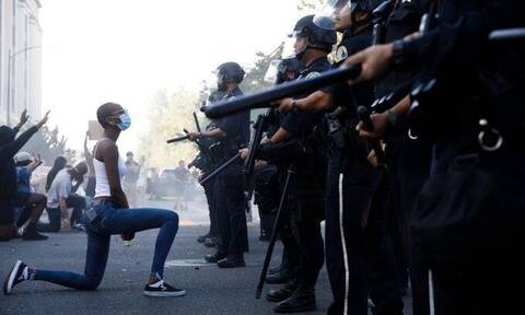 Τζορτζ Φλόιντ:Η φωτογραφία που ανατριχιάζει - Μαύρη διαδηλώτρια γονατίζει μπροστά στους αστυνομικούς