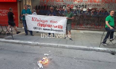 Θεσσαλονίκη: Πυρπόλησαν τη σημαία των ΗΠΑ μπροστά στο αμερικανικό προξενείο
