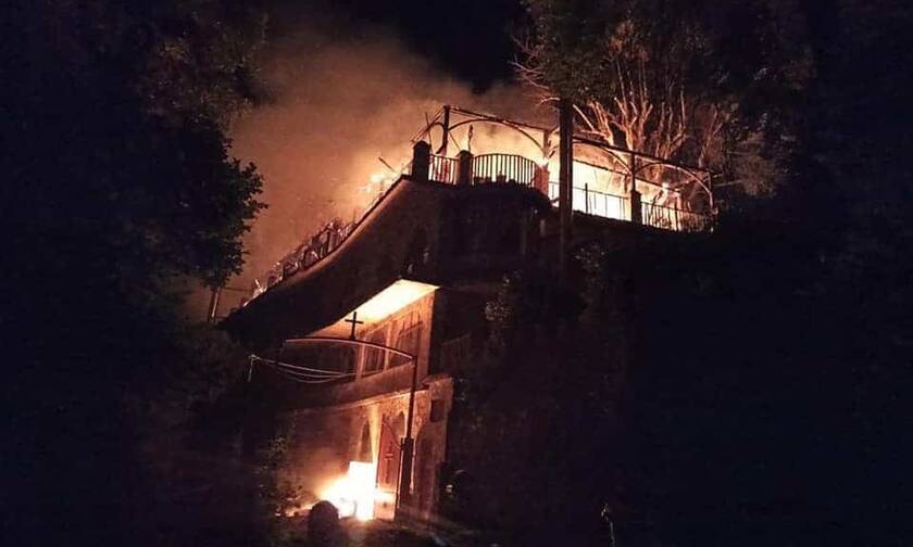 Φωκίδα: Καταστροφική πυρκαγιά στην Ιερά Μονή Βαρνάκοβας - Κάηκε η εικόνα της Παναγιάς