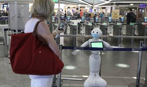 Κορονοϊός: Τα ρομπότ στο «Ελ. Βενιζέλος» που αρνούνται να κάνουν αγκαλιές!