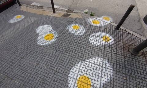 Γιατί στην Θεσσαλονίκη ζωγραφίζουν αυγά στους δρόμους; 